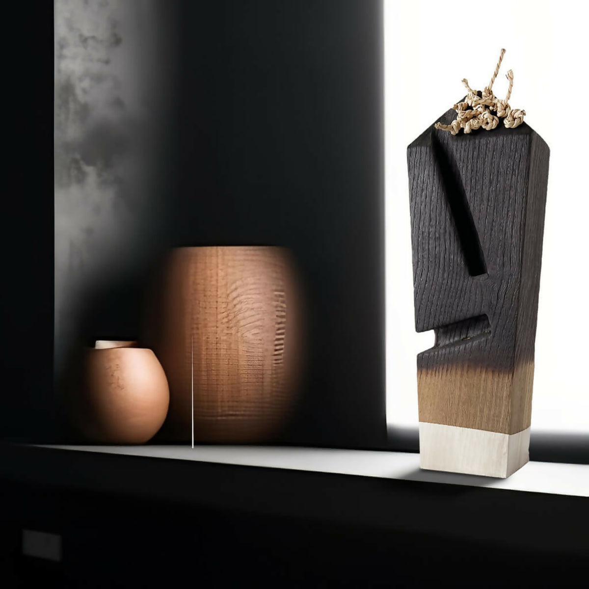 Décoration en bois deux tons avec ruban noir, fleurs dorées et base claire sur socle