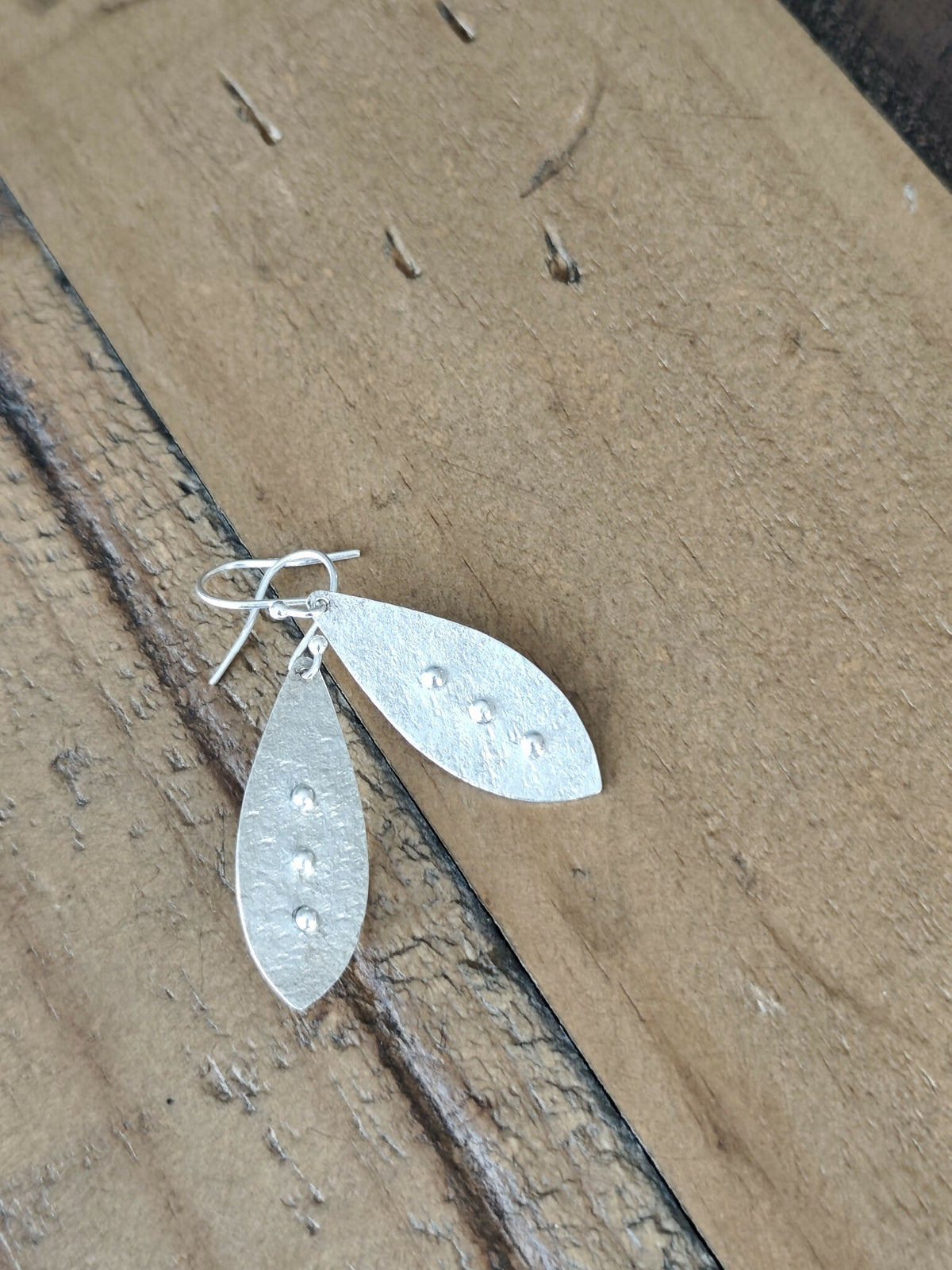 Boucles d’oreilles pendantes argentées, deux gouttes ovales texturées