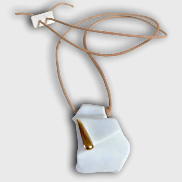 Collier à pendentif en porcelaine blanche, pointe dorée, cordon cuir fin