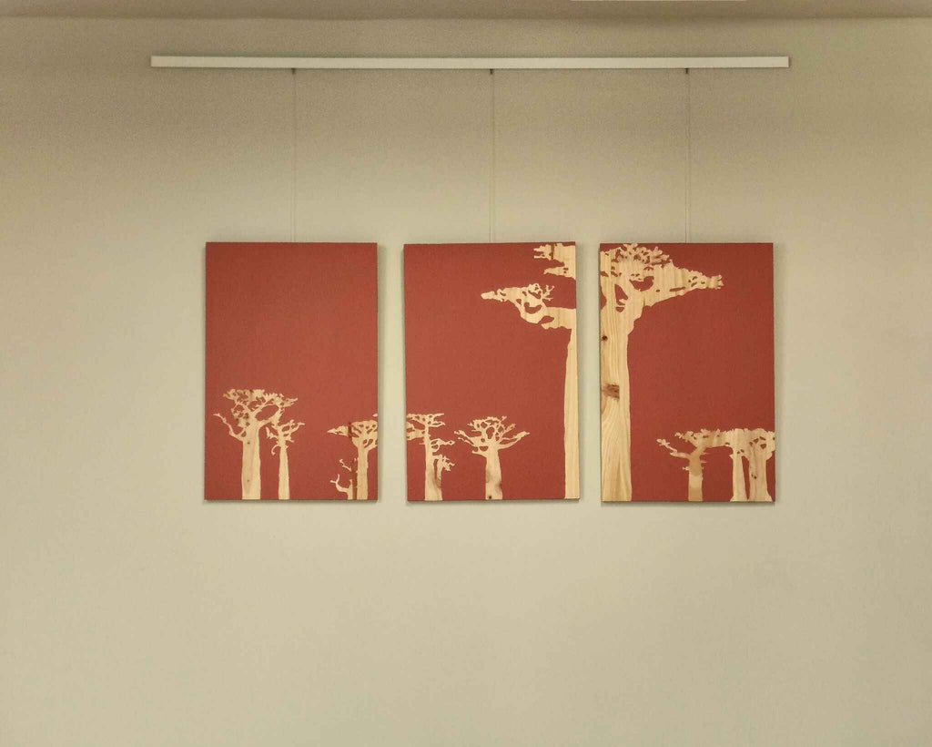 Ensemble de trois tableaux carrés rouge brique avec silhouettes d’arbres baobabs