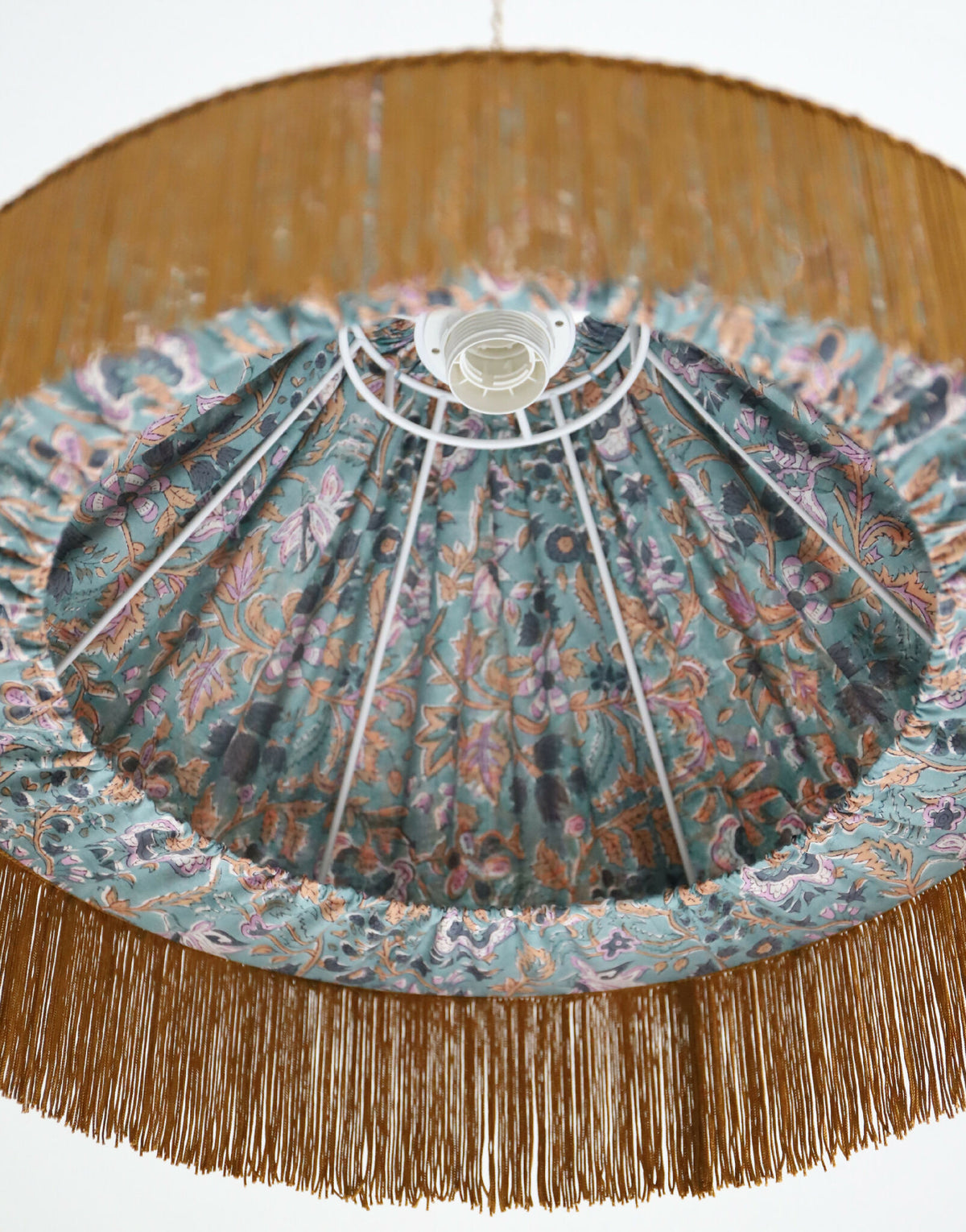 Plafonnier conique : intérieur en tissu imprimé bleu-vert, franges dorées