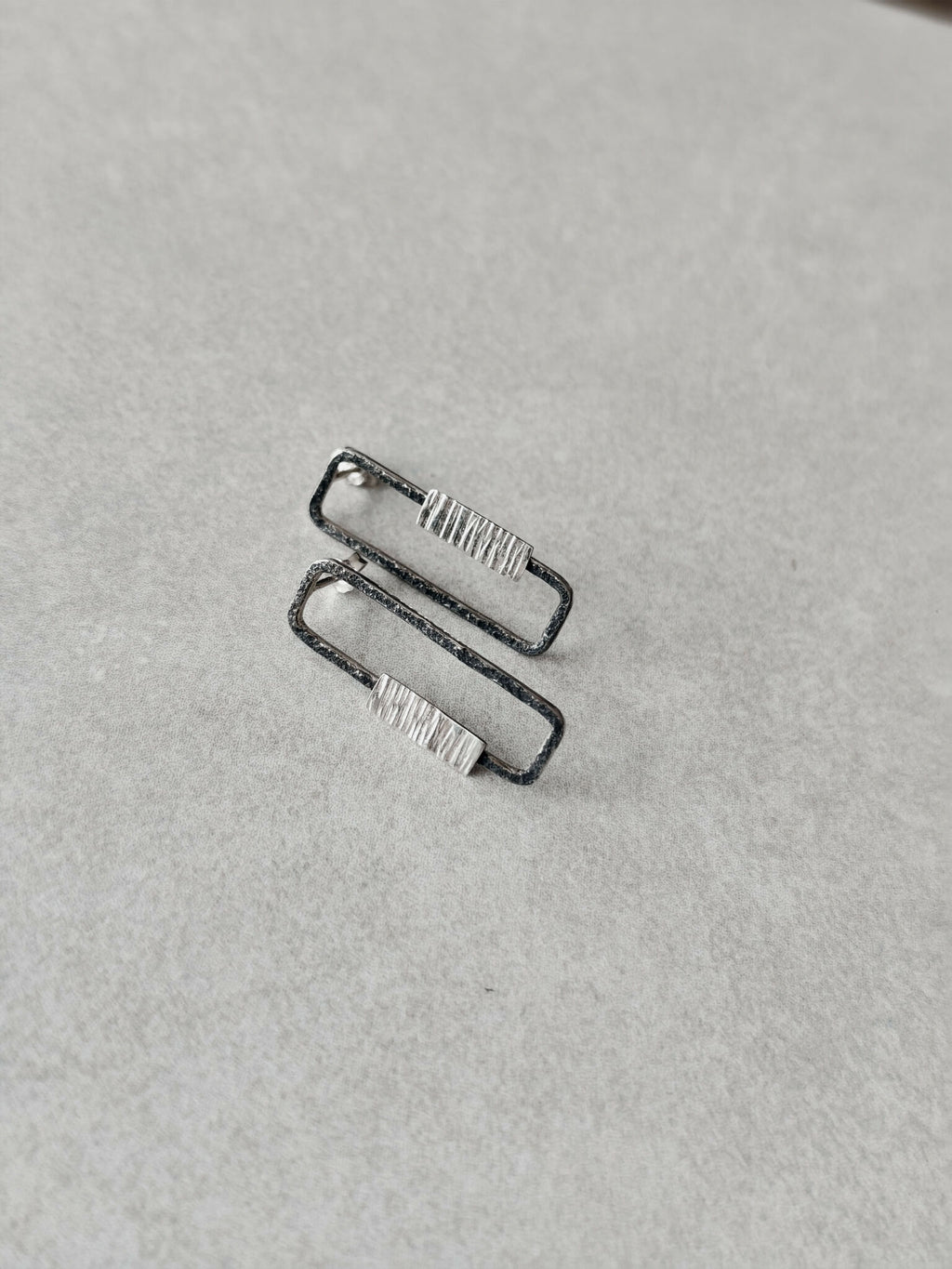 Boucles d’oreilles rectangulaires striées, monture à contour foncé, forme allongée