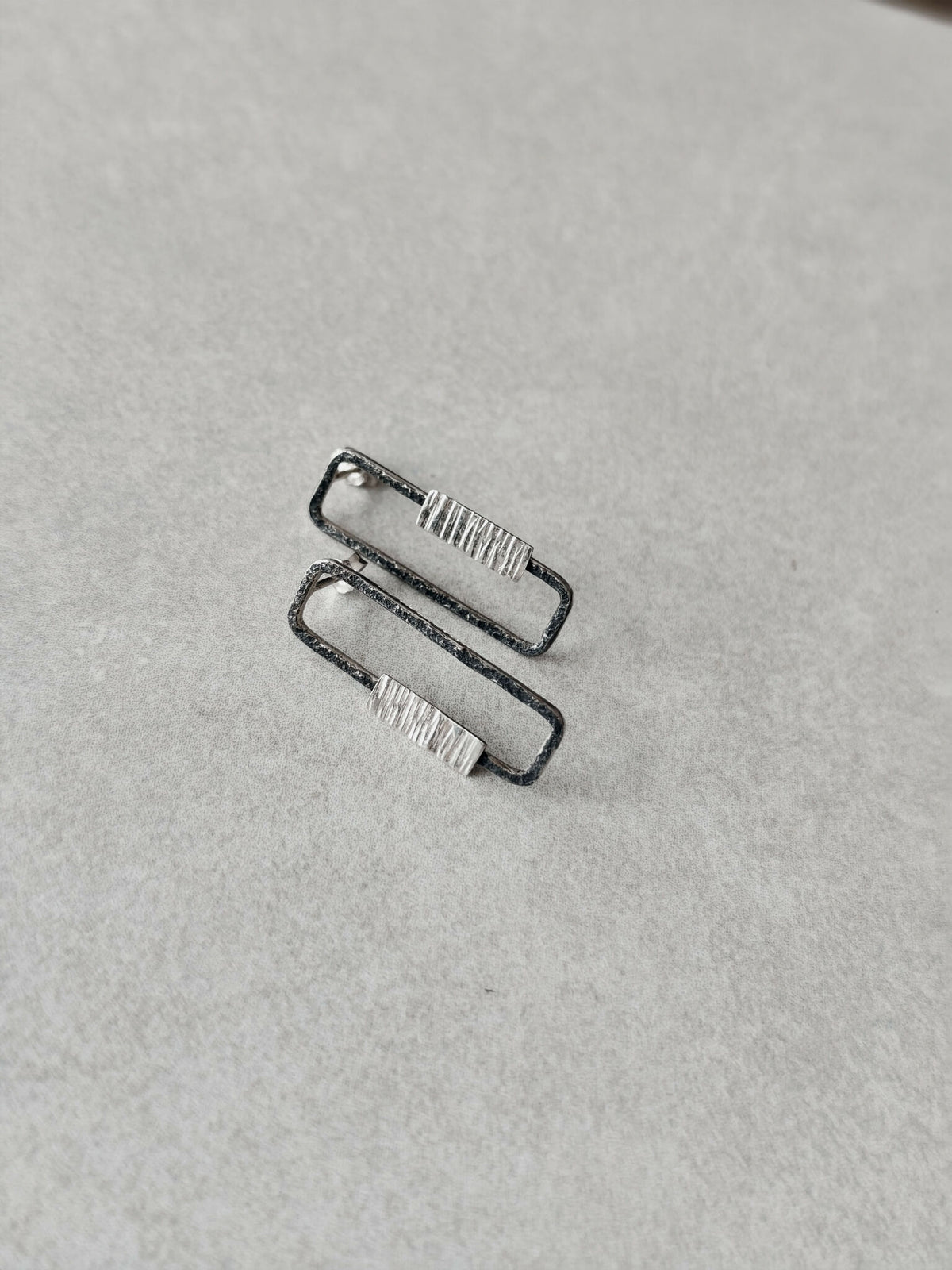 Boucles d’oreilles rectangulaires striées, monture à contour foncé, forme allongée