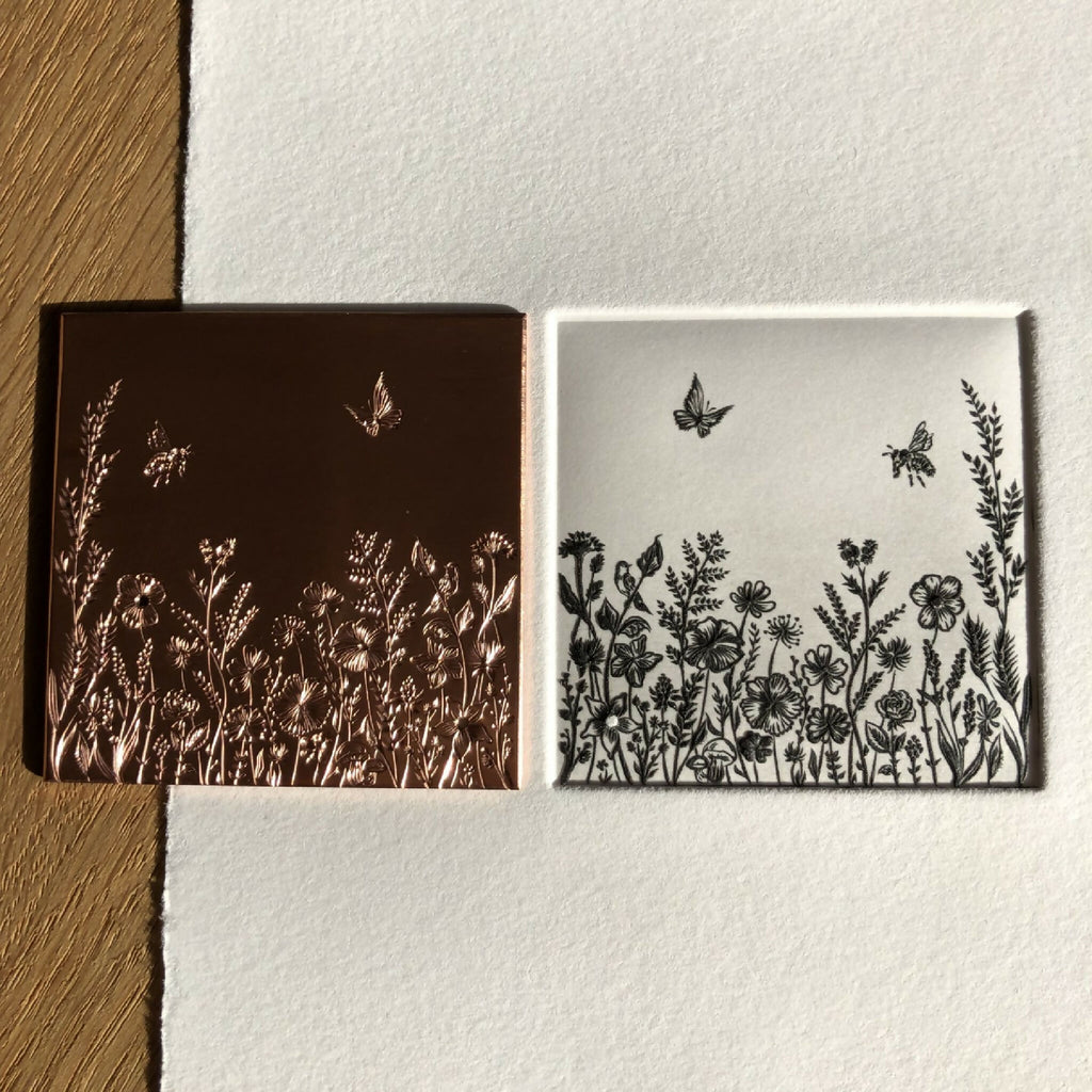 Ensemble de deux tableaux fleuris : cadre foncé et cadre clair, fleurs noires