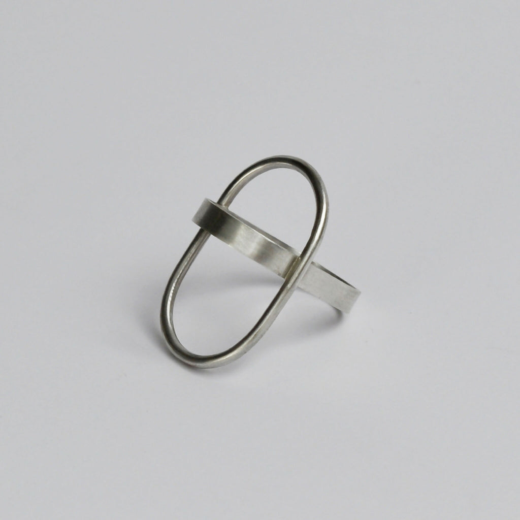 Bague anneaux en métal argenté, anneau ovale et barre centrale