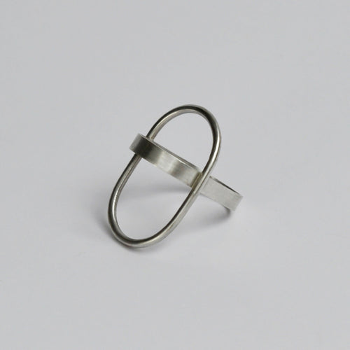 Bague anneaux en métal argenté, anneau ovale et barre centrale