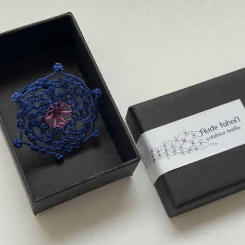 Bague macramé bleue en forme de trèfle avec motif central rose, anneau fin
