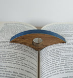 Marque-page en forme de bague en bois, marqueterie bleue roi, sur livre ouvert