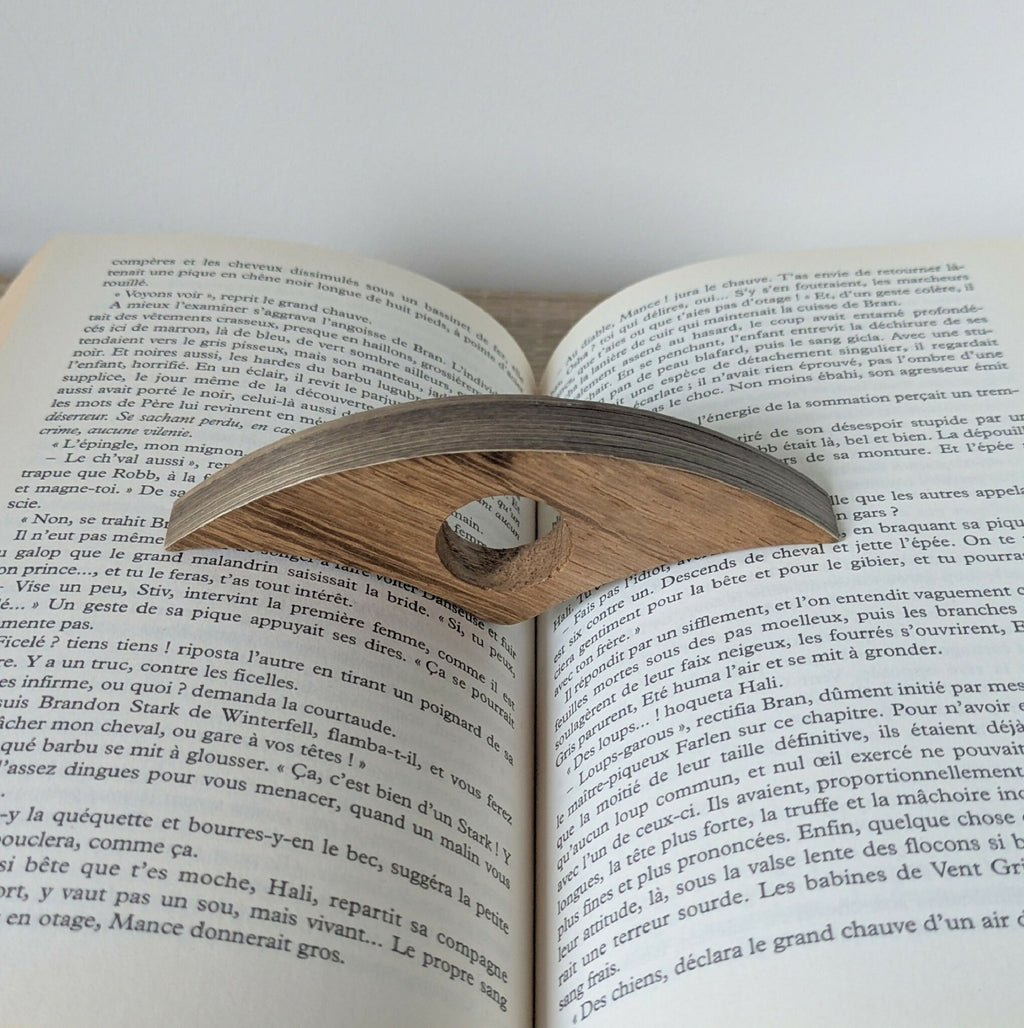 Bague de lecture marqueterie paille bronze et marron sur livre ouvert, forme courbée