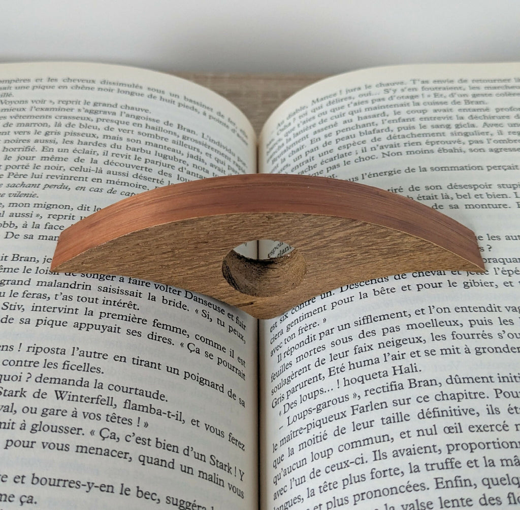 Bague de lecture marqueterie paille cuivre sur livre ouvert, ouverture ovale