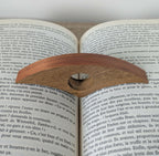 Bague de lecture marqueterie paille cuivre sur livre ouvert, ouverture ovale