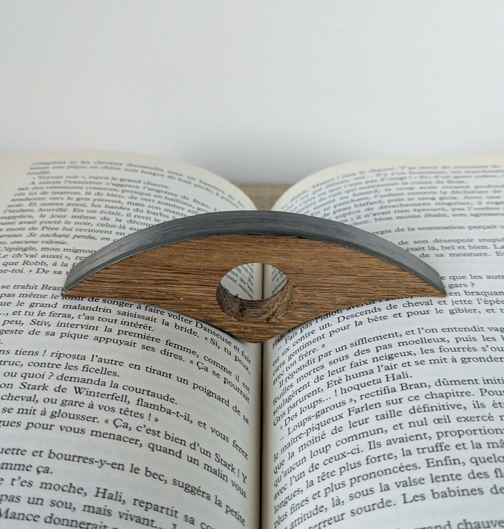 Support de lecture marqueté anthracite et paille sur livre ouvert, trou central