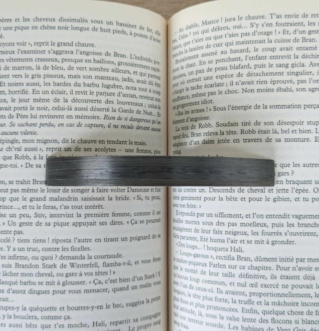 Détail du support de lecture : marqueterie paille et anthracite, trou de fixation