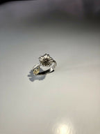 Bague fleur argent 950 et or 18 carats, vue de face, anneau fin et motif rond