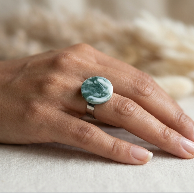 Bague réglable en porcelaine Marie Courtillat, cabochon vert marbré sur anneau