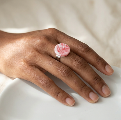 Bague réglable en porcelaine Marie Courtillat, cabochon rouge marbré sur anneau