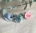 Bague réglable en porcelaine Marie Courtillat, cabochons marbrés bleu, vert et rose.