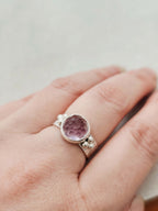Bague argentée à pierre améthyste violet, anneau ajouré et détails en billes.