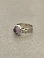 Bague en argent avec pierre améthyste ovale violet, profil fin et décor de billes.