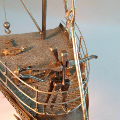 Maquette du Titanic en acier recyclé, vue intérieure du pont avec éléments en cuivre