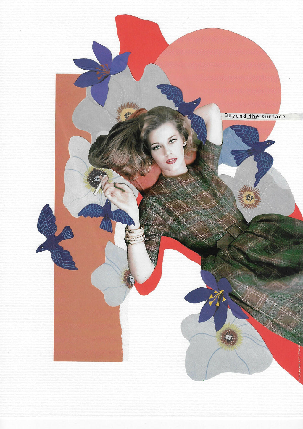 Impression encadrée, portrait féminin en collage avec motifs floraux et oiseaux bleus.