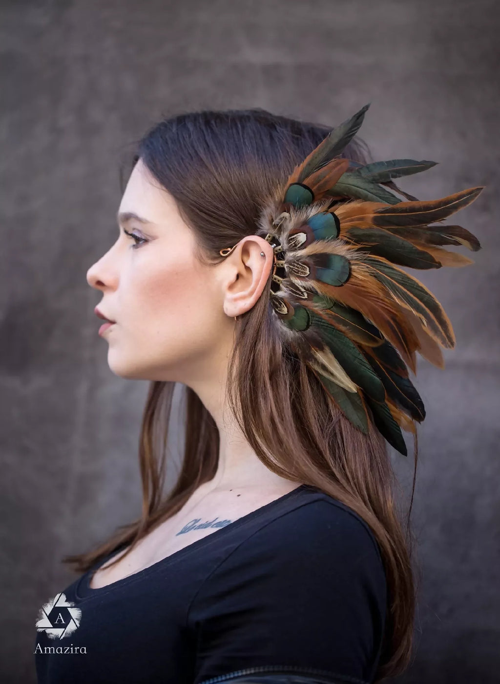 Manchette d’oreille en plumes vertes et cuivrées, portée de profil