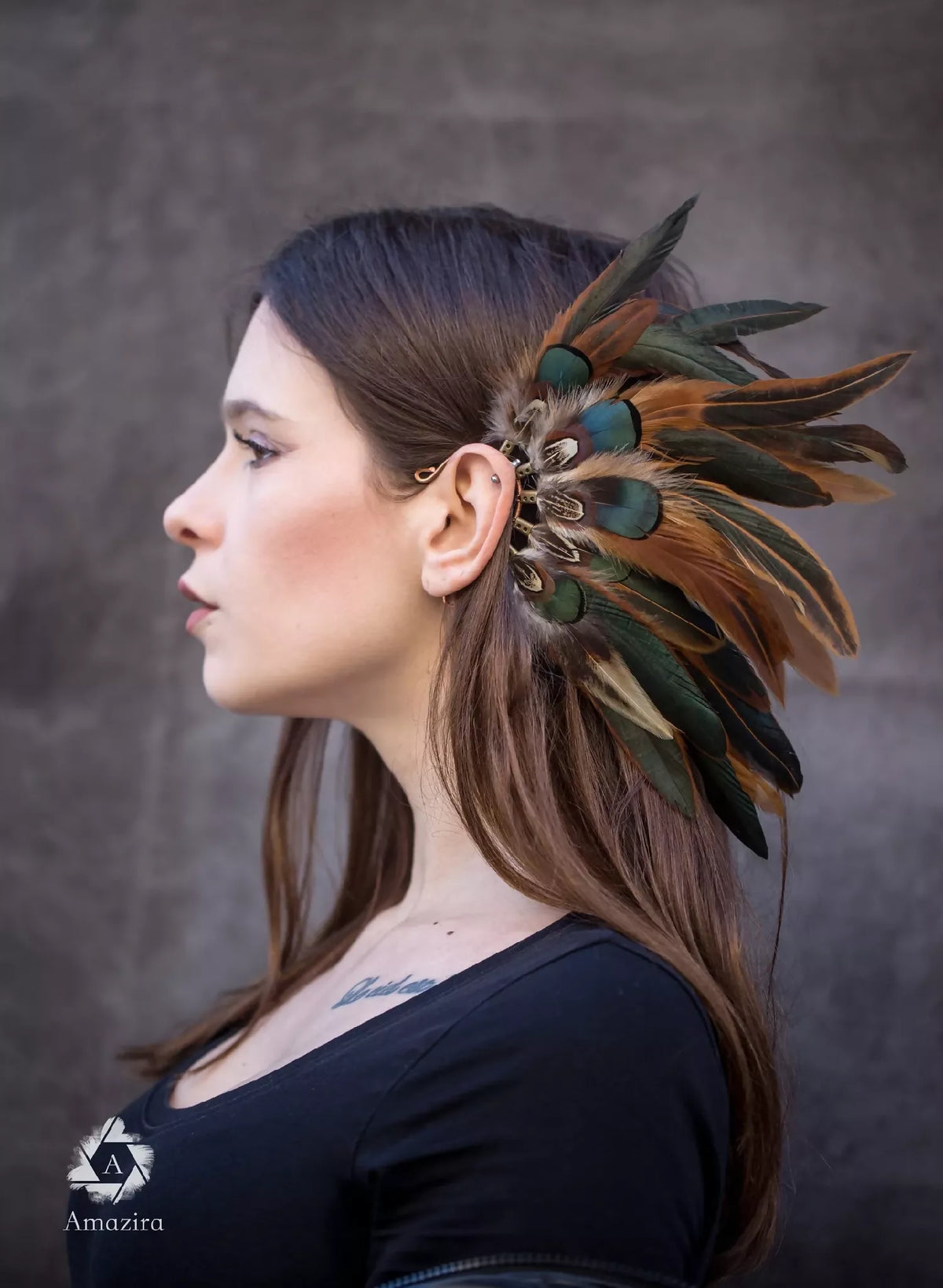 Manchette d’oreille en plumes vertes et cuivrées, portée de profil