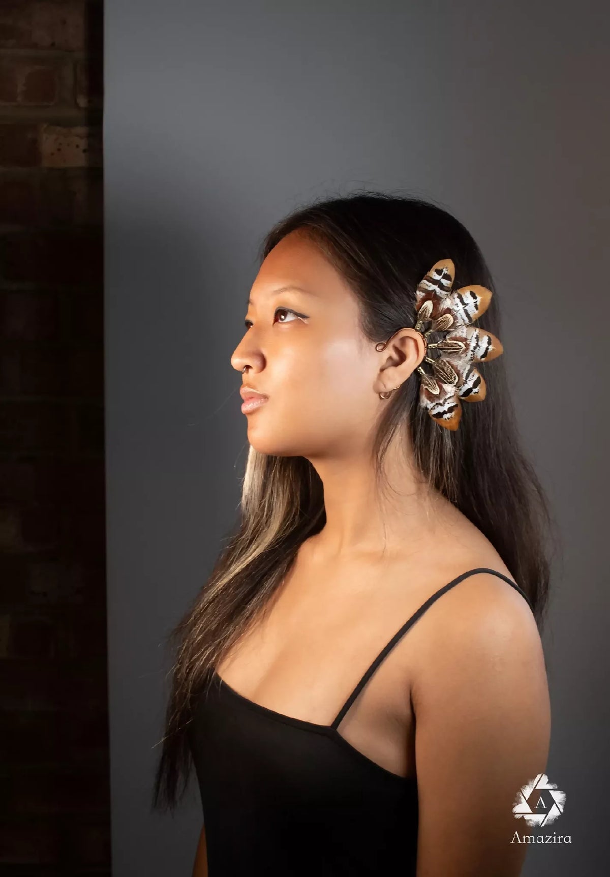 Manchette de phaisan en plumes tachetées, portée sur l’oreille (style oreille droite)