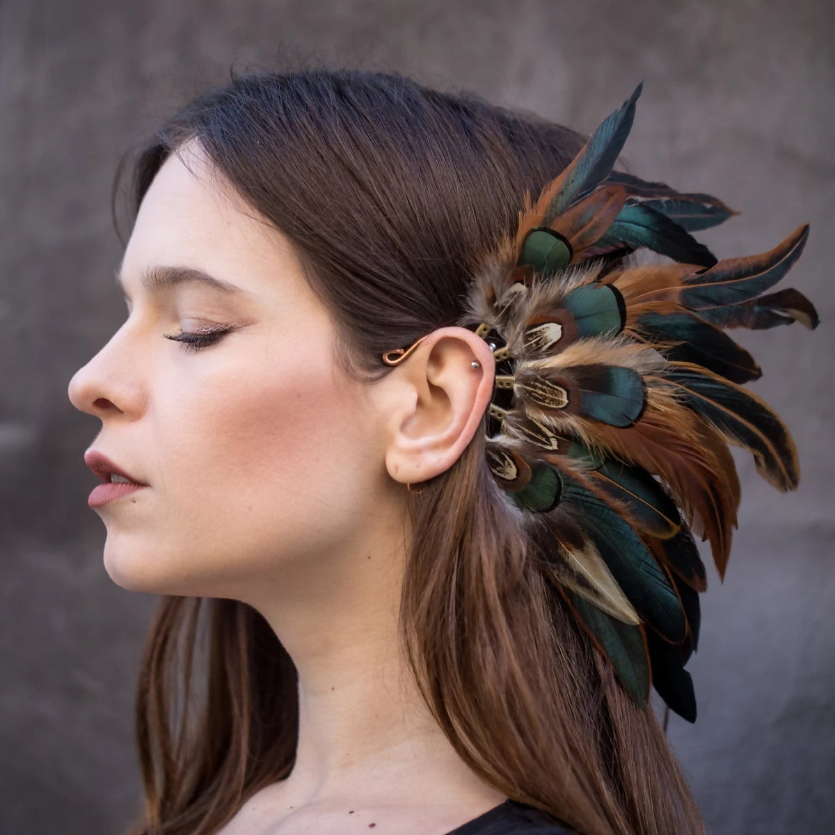 Manchette d’oreille en plumes vert foncé et bronze, portée sur l’oreille