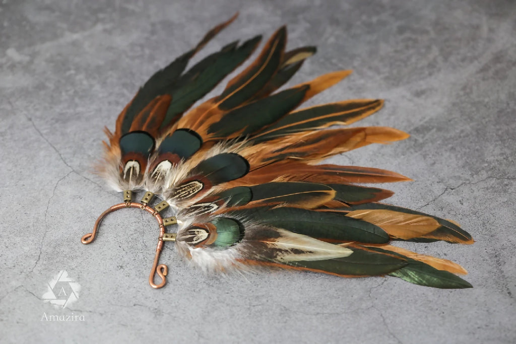 Manchette d’oreille en plumes vert, orange et beige, avec attaches métalliques