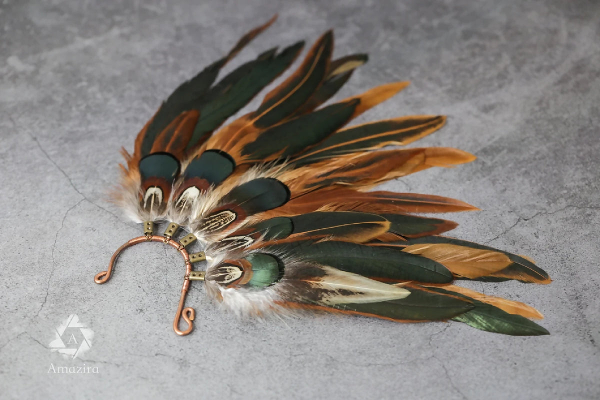 Manchette d’oreille en plumes vert, orange et beige, avec attaches métalliques