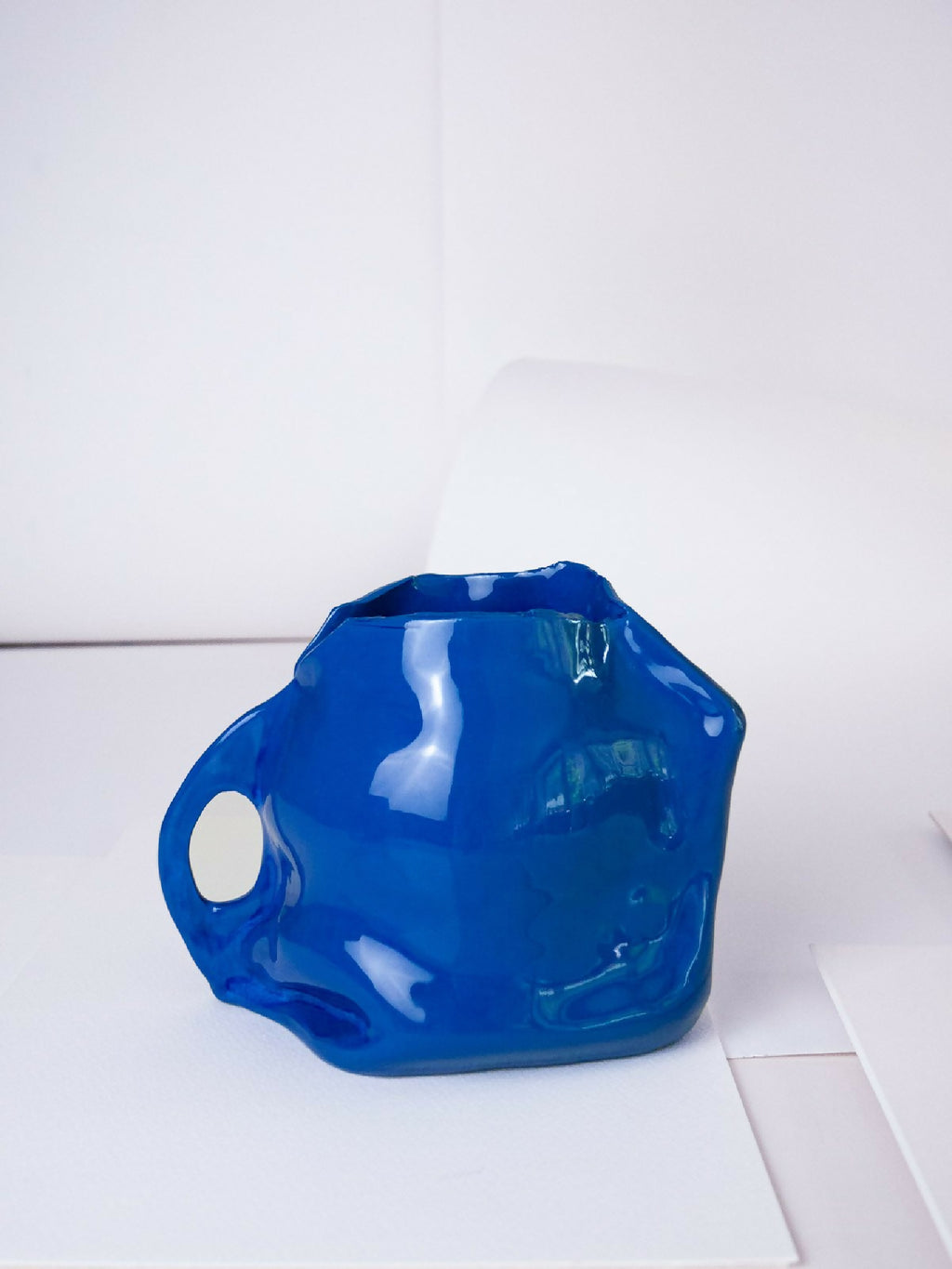 Vase en forme de sac bleu, ansse sur le côté et face bombée