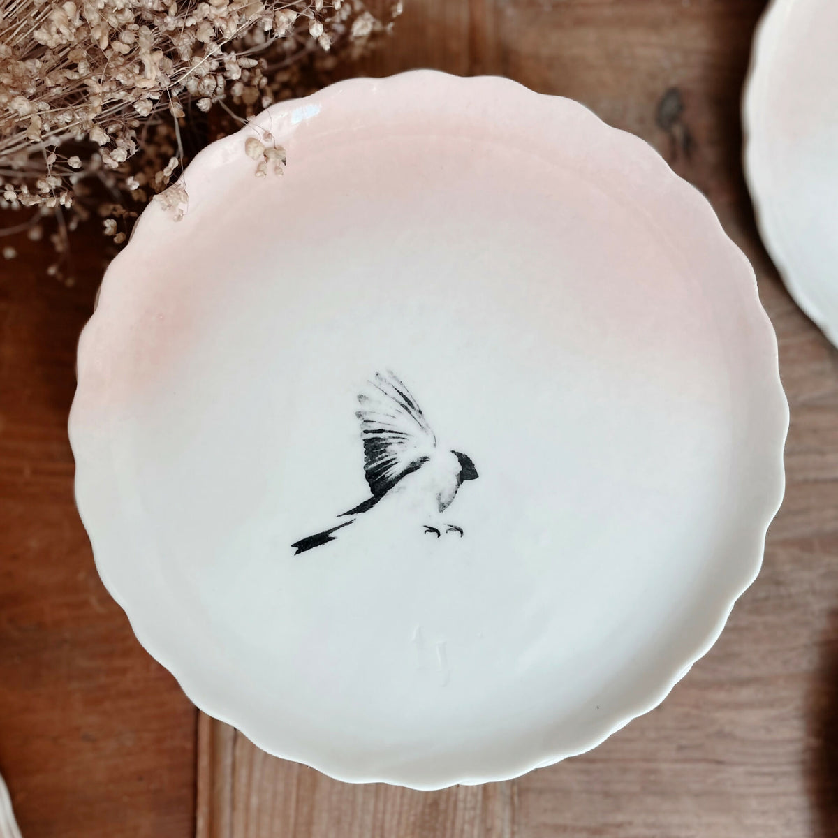 Assiette à dessert en porcelaine blanche, bord festonné, oiseau noir avec ailes déployées