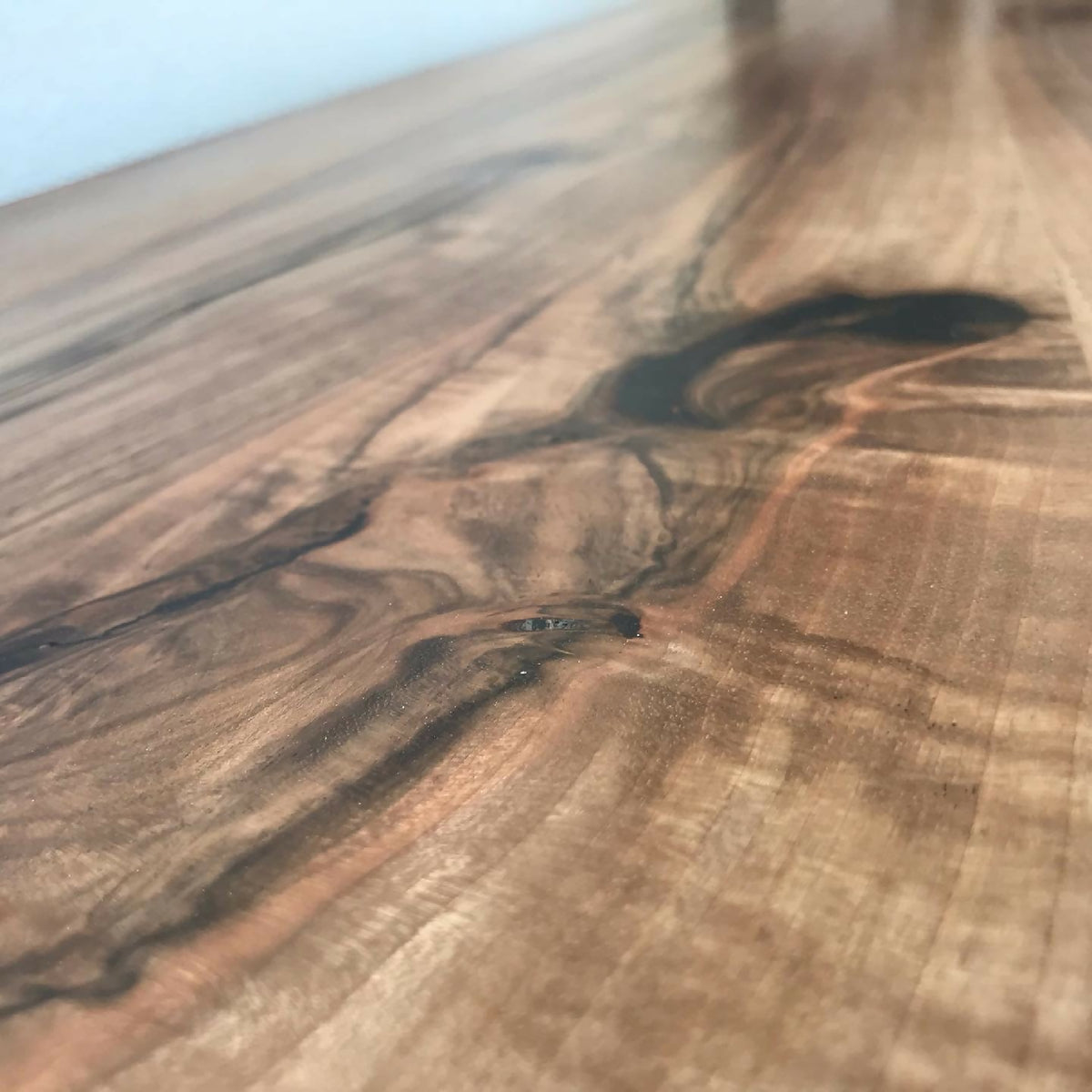 Planche de bois foncé au veinage marqué pour finition de meuble