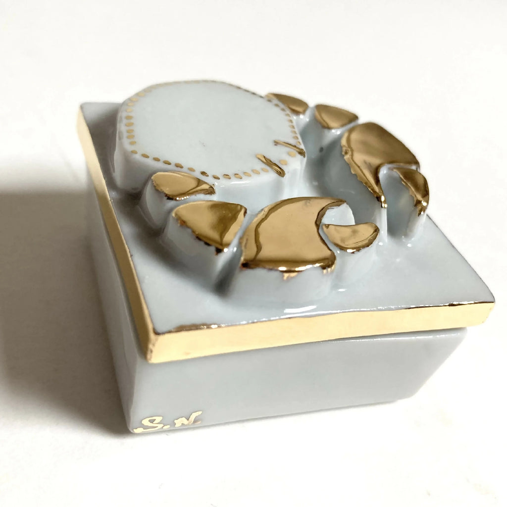 Boîte à bijoux en porcelaine blanche avec motif doré, base ouverte