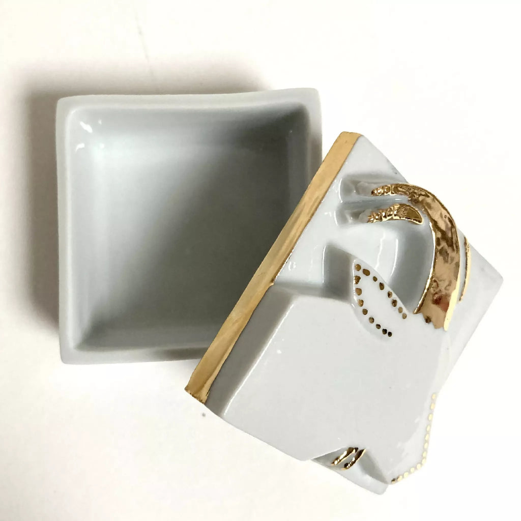 Boîte à bijoux en porcelaine blanche ouverte, compartiment gris et capricorne doré