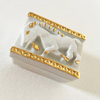 Boîte à bijoux en forme de chèvre blanche, cadre doré en relief, vue de côté