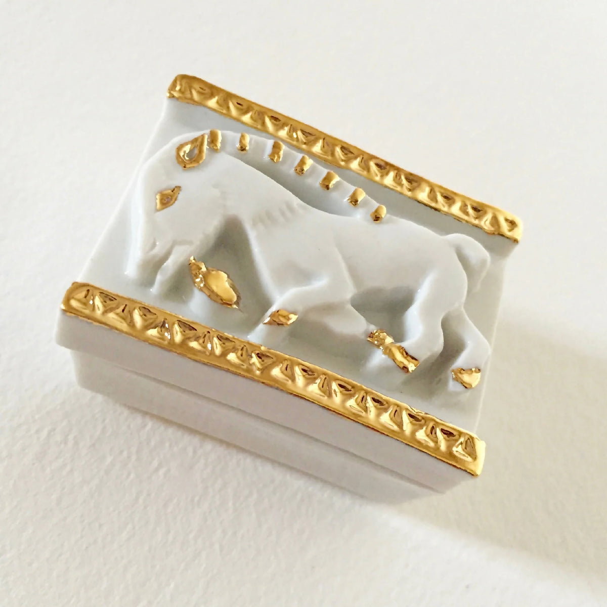 Boîte à bijoux en forme de chèvre blanche, cadre doré en relief, vue de côté
