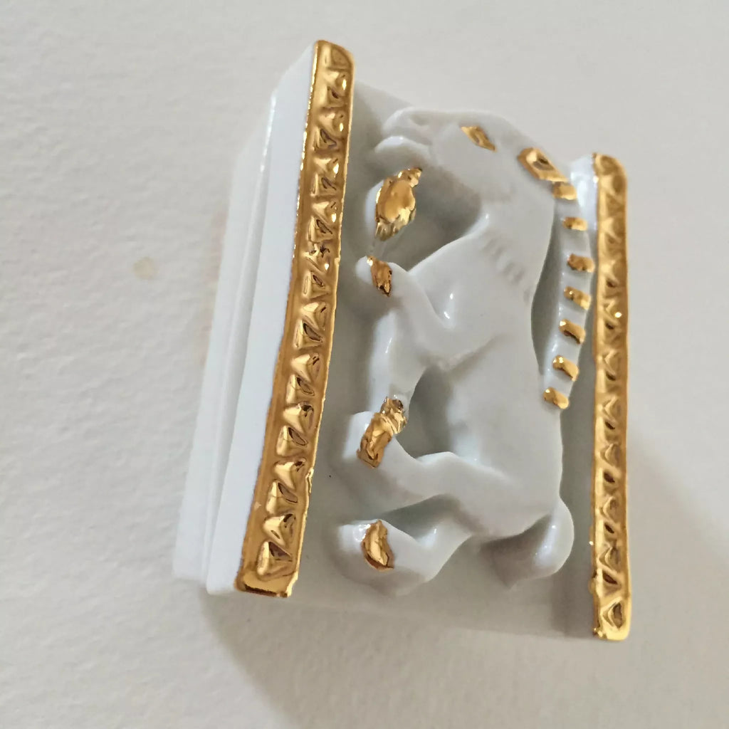 Boîte à bijoux chèvre blanche, cadre doré gravé, vue en biais avec détails du relief