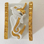 Boîte à bijoux blanche fermée avec motif dragon doré en relief sur le devant