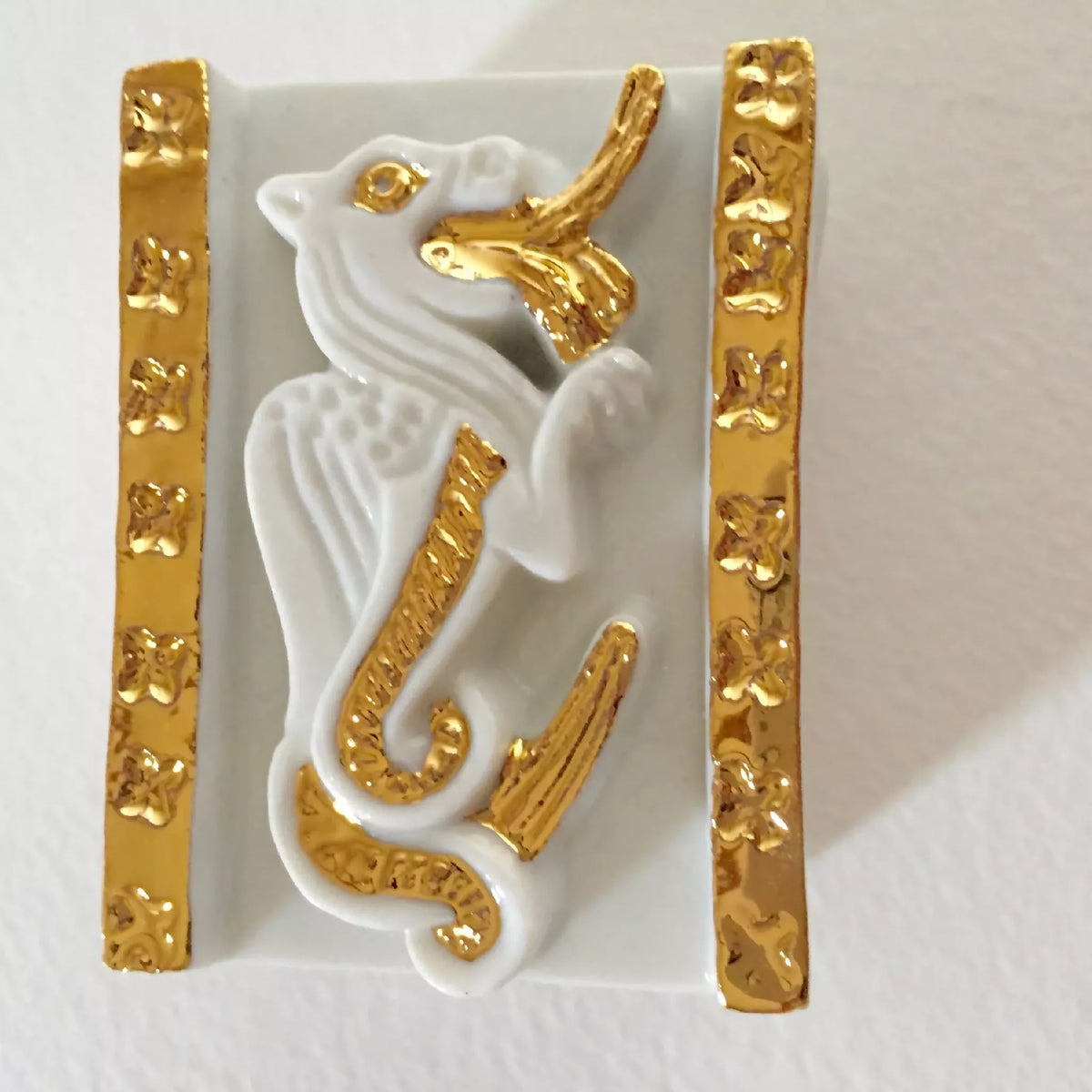 Boîte à bijoux blanche fermée avec motif dragon doré en relief sur le devant