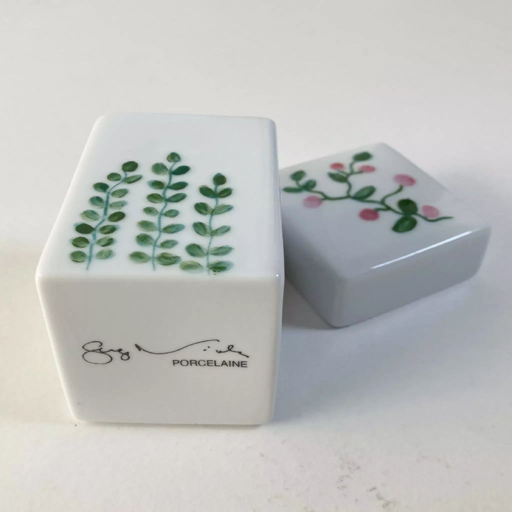 Boîte à bijoux en porcelaine blanche, face feuille verte et inscription « Porcelaine ».