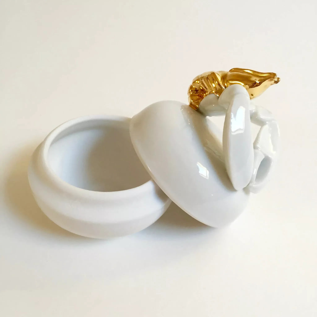 Boîte à bijoux blanche ouverte, homard doré sur le couvercle