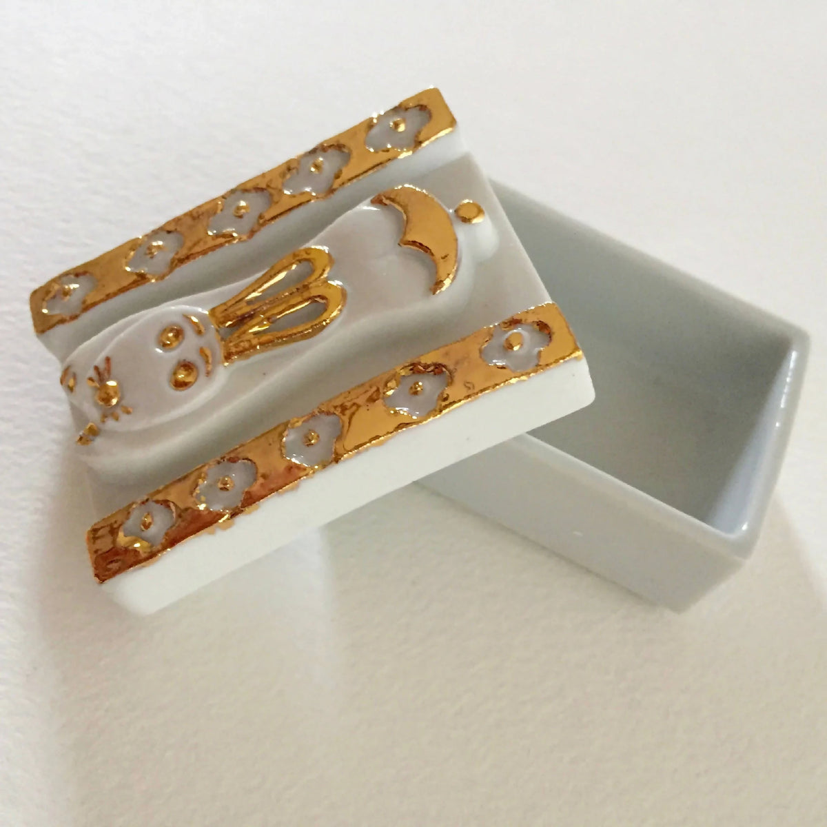 Boîte à bijoux lapin en émail blanc, couvercle doré ajouré et gravures