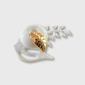Boîte à bijoux en porcelaine blanche, décor floral et fermoir doré en forme de feuille