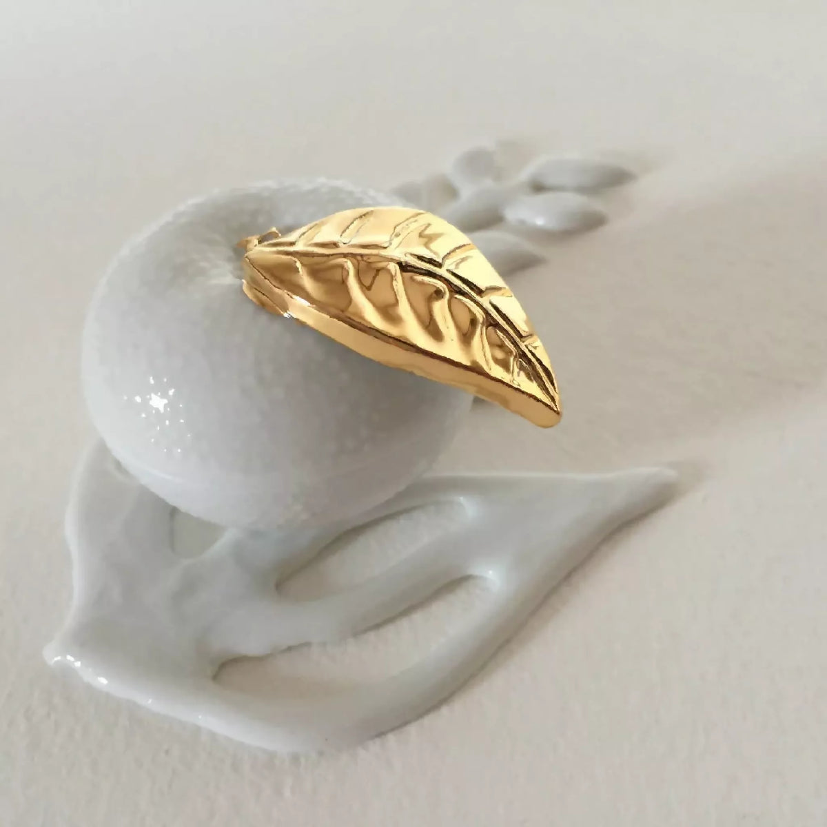 Boîte à bijoux en porcelaine blanche, fermoir doré en forme de feuille sur décor floral