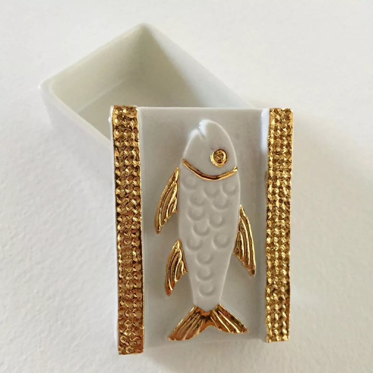 Boîte à bijoux poisson blanche avec bordures dorées et figurine poisson détaillée