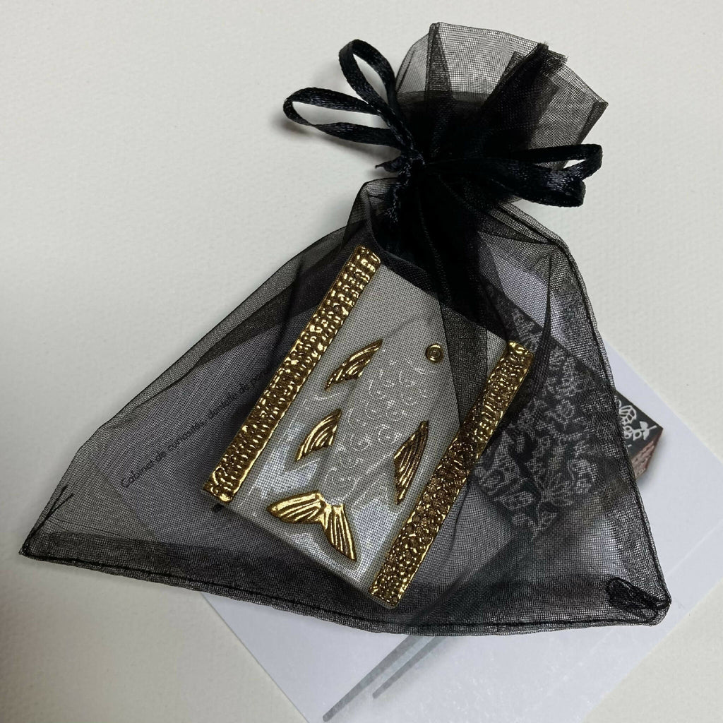 Boîte à bijoux poisson blanche, emballée dans un sachet organza noir avec rubans dorés
