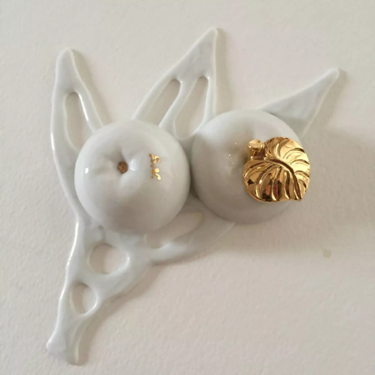 Boîte en porcelaine blanche ajourée, pomme blanche et couvercle doré avec bouton