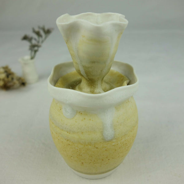 Vase en céramique jaune pâle, col évasé et intérieur vert, motifs au toucher crème